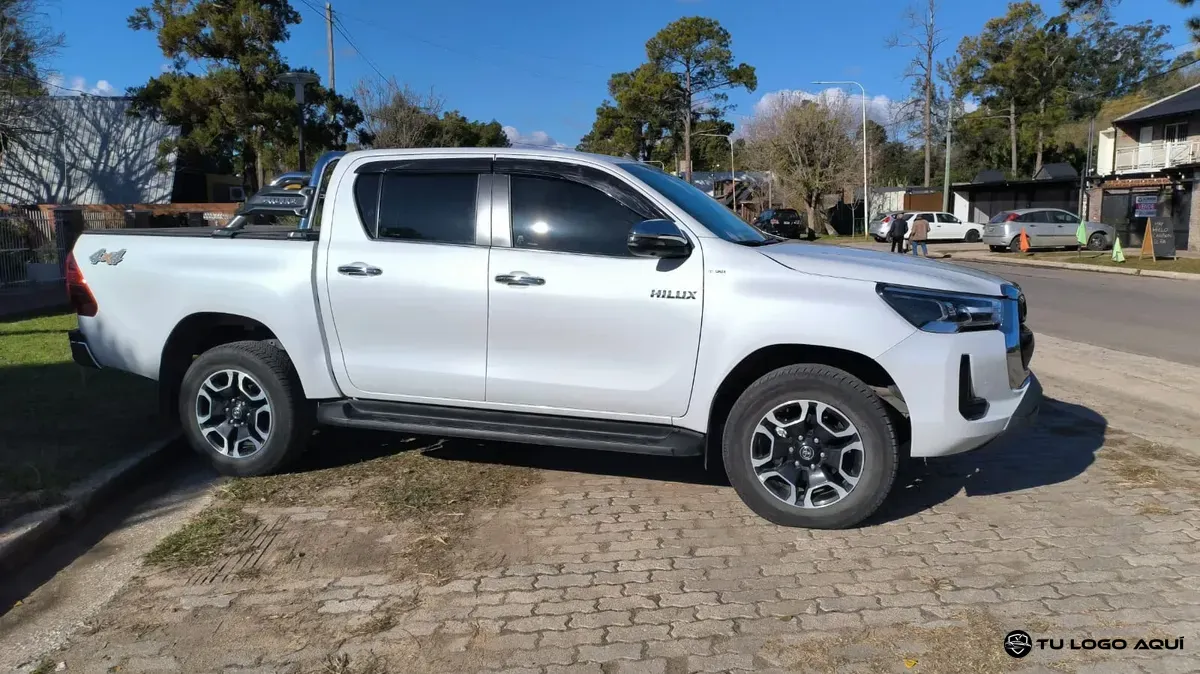 Toyota Hilux 2023 — foto 2
